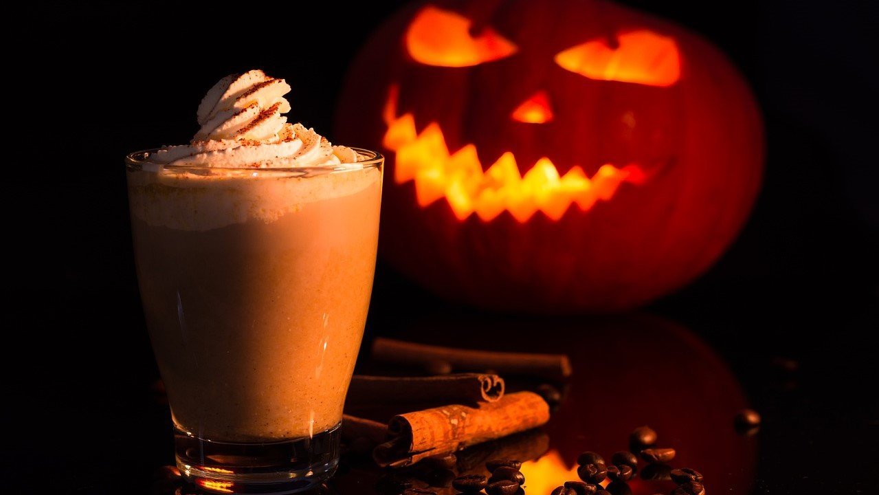 Pumpkin Spice Latte selber machen - so kommt der Starbucks-Klassiker zu Dir nach Hause